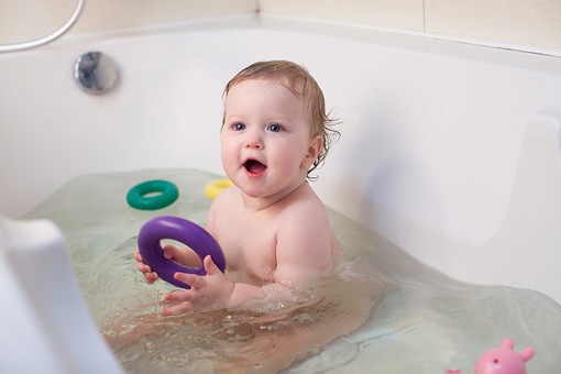 つかまり立ちの赤ちゃんのお風呂の待たせ方 ママ一人の時の対処法 ママ知恵ネット
